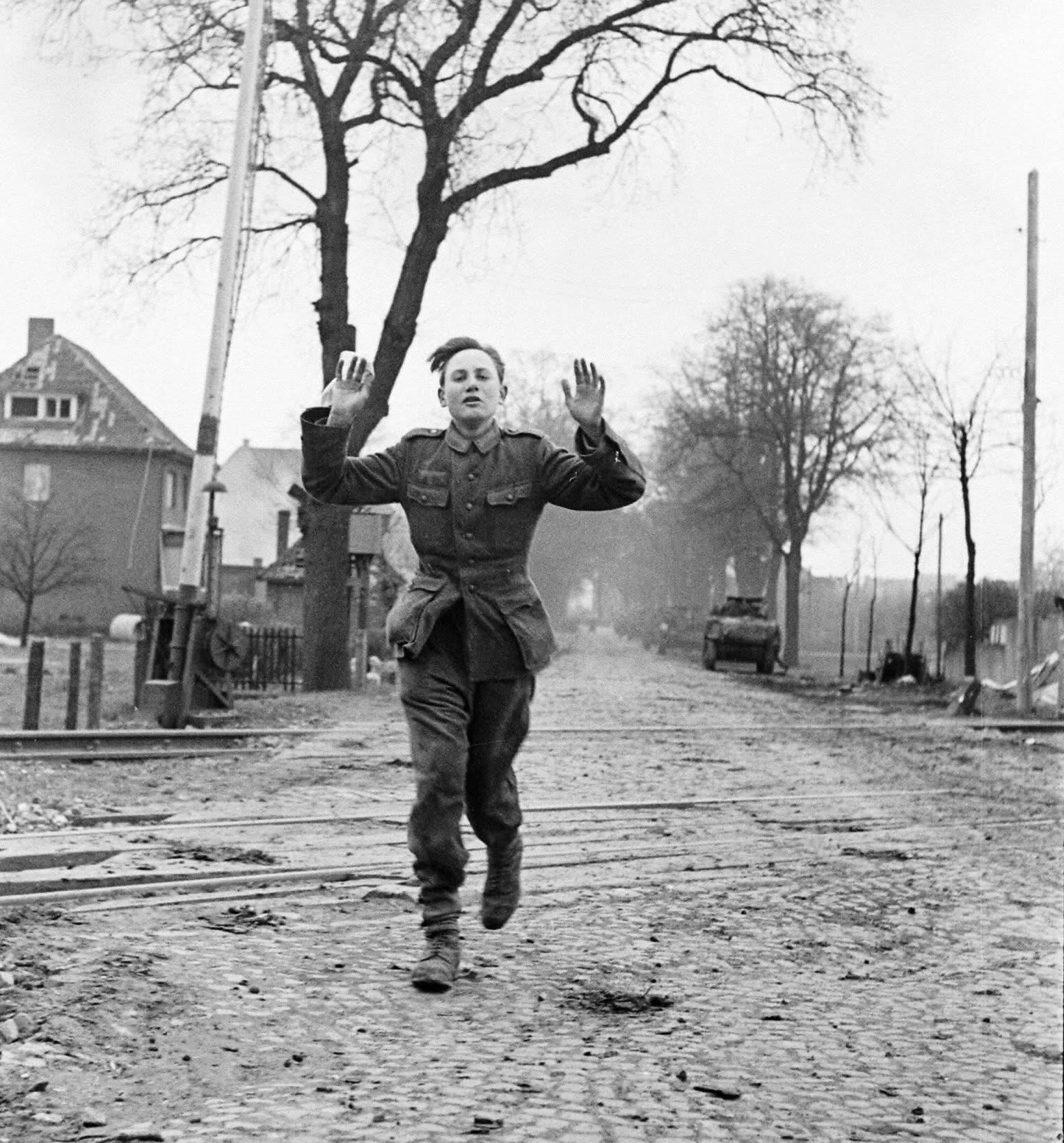 Letzte Tage des Krieges: Ein junger deutscher Soldat ergibt sich.H - BuzzDay