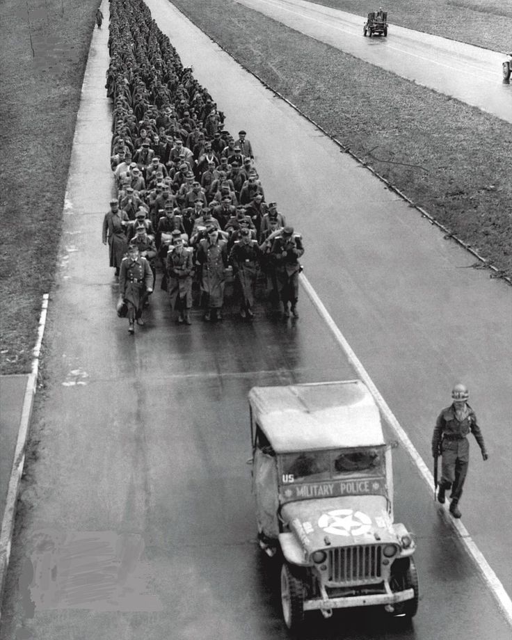Deutsche Kriegsgefangene auf dem Marsch – Eine Kolonne auf der Autobahn in Bayern, Mai 1945.H - BuzzDay