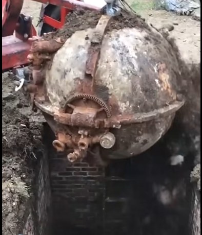 Unglaublicher Fund aus dem Zweiten Weltkrieg: Riesige Metallkugel unter der Erde entdeckt.H - BuzzDay