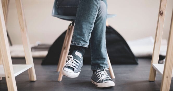 Warum Frauen die Beine kreuzen: Eine Geste voller Bedeutung - BuzzDay