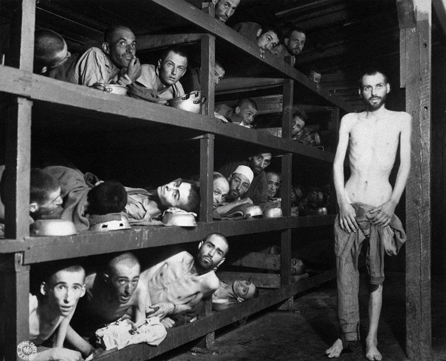 Überfüllte Pritschen im Gefangenenlager Buchenwald, 16. April 1945.H - BuzzDay
