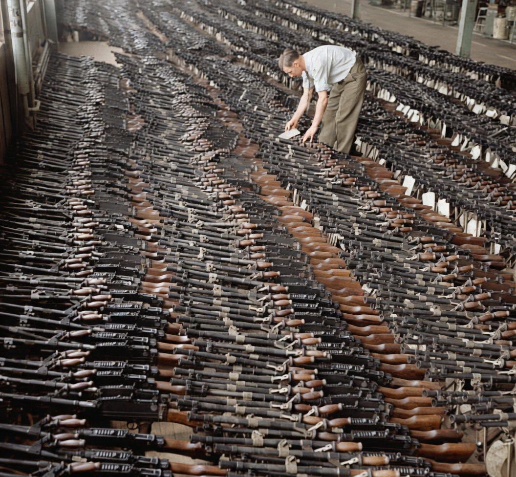Deutschland unter der Erde entdeckt: Sensationeller archäologischer Fund enthüllt ein vergessenes Waffenlager aus dem Zweiten Weltkrieg.H - BuzzDay