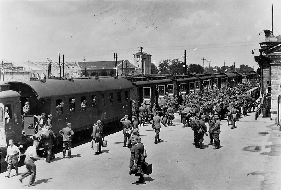 Eingang zur Hölle: Deutsche Wachen und die ankommenden Züge in Auschwitz-Birkenau (besetztes Polen).H - BuzzDay